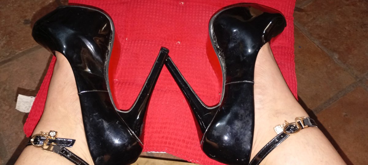Acabo de meter mis tacones dentro de  Tati  ya  le faltaba  en costarle la tanga y comérmela