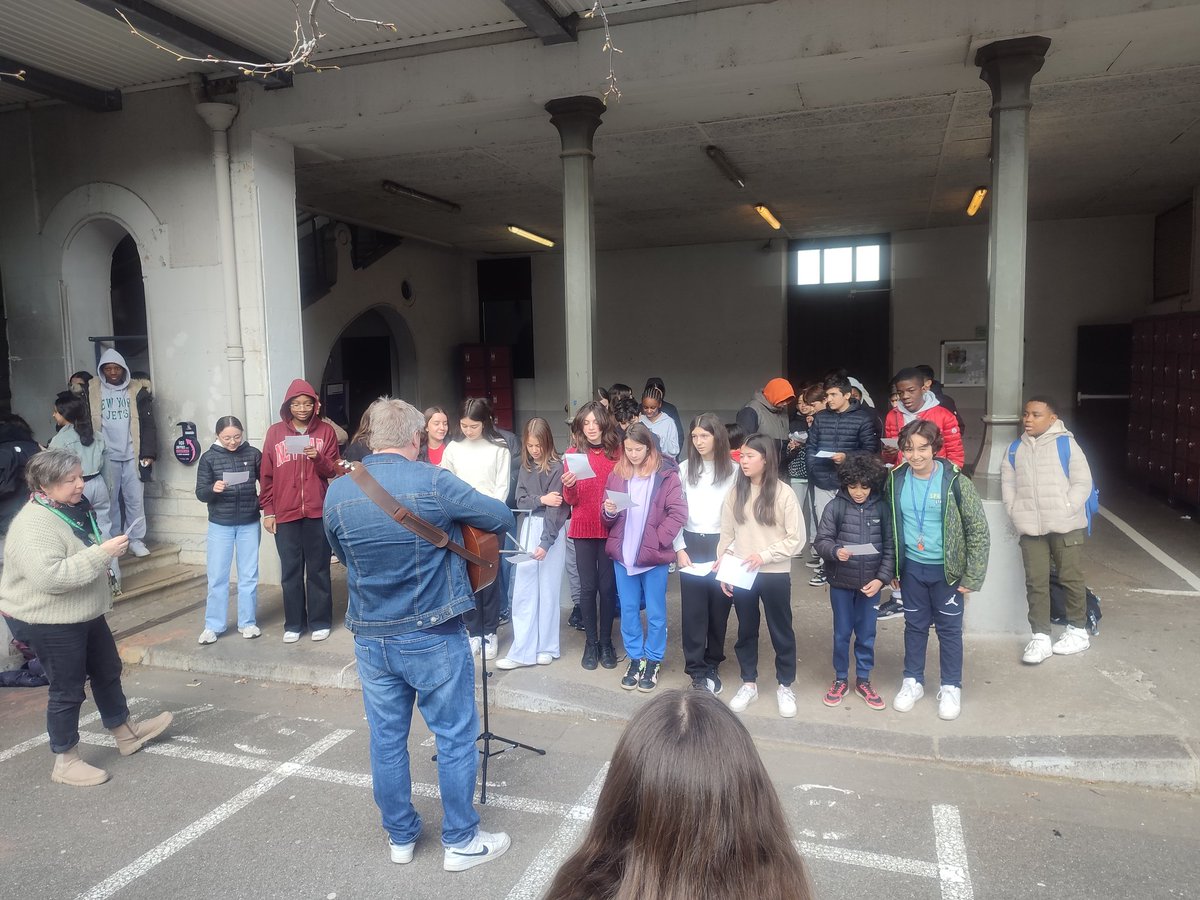 Le jeudi 20 mars, a eu lieu l'événement de la grande lessive  au collège Paul Valéry. Des œuvres sous format A4 ont été suspendues dans la cour du collège, le tout en musique avec les élèves de la chorale. #lagrandelessive #artsplatique #collegePaulValery