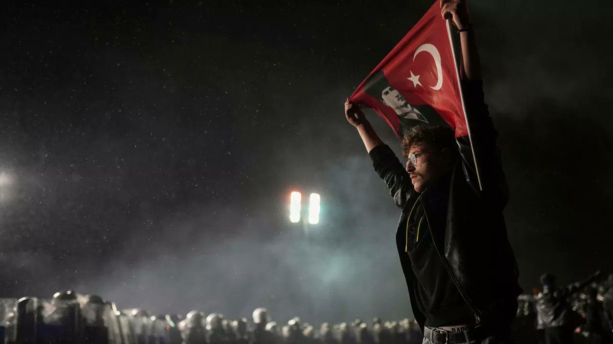 nrs_sansen's tweet image. Arrestation Du Maire D'Istanbul Déclenche Une Vague De Protestations

#Turquie #Protestations #Justice #Liberté L’arrestation du maire d’Istanbul, Ekrem Imamoglu, a déclenché une vague de protestations sans précédent en
surnaal.com/arrestation-du…