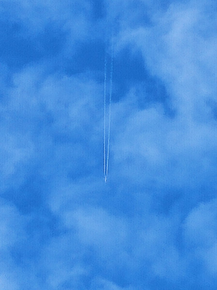 LOlivierFichant's tweet image. 8am France. Clear sky spoiled with nothing but FAKE CLOUDS. 
👉 sprayed on purpose to prevent the heat to reach us.
👉 NOT the result of pollution by persistent contrails from normal plane traffic that would be a cause of global warming🌍 as the psyop lies.

#artificialclouds