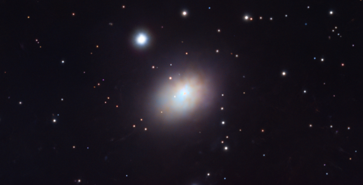 24 ure op die M81-groep. Ek het 'n 430mm refraktor en 'n ou DSLR gebruik om hierdie groepie sterrestelsels af te neem. Hulle is met swaartekrag aan mekaar verbind nes ons met Andromeda en die Magellaanse Wolke verbind is. Hulle "val" dus tegnies na mekaar toe.

Die groep is