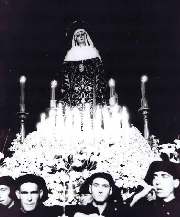 🕯️Nuestra Señora de la Soledad Coronada se presenta, rememorando estampas pasadas, vestida para el triduo en su honor los días 28, 29 y 30 de marzo. 

📷 <a href="/LMFotosCofrades/">LMFotosCofrades</a> 

#CofradiasMLG #Cuaresma #Malaga