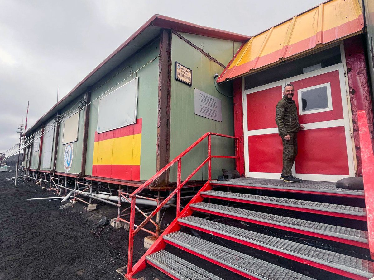 Buenos días y #Felizsemana. Un año más se ha realizado el último arriado de la Bandera de España en la Base «Gabriel de Castilla» #BAEGdC. Finaliza la XXXVIII #CampañaAntártica del #EjércitodeTierra. 
👉 Durante tres meses, nuestros militares junto a científicos, han desarrollado