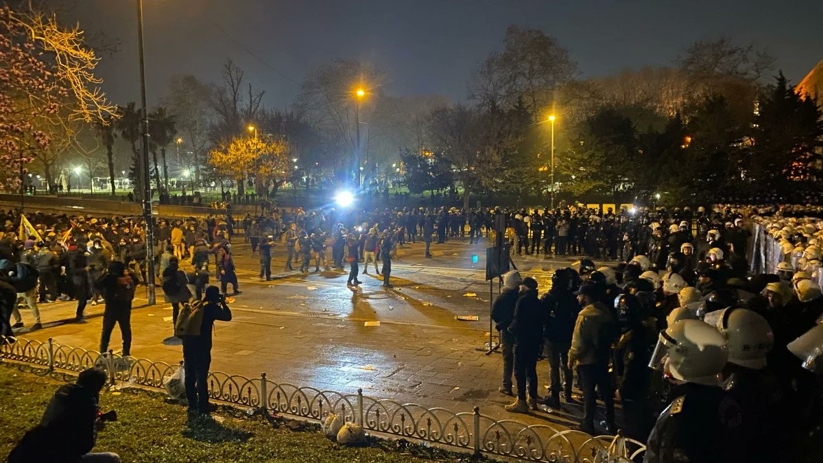 Bu sabah saatlerinde yeniden ev baskınlarıyla güne uyandık. Bir çok ilde sıra arkadaşlarımız, basın mensupları ve mücadele arkadaşlarımız ev baskınıyla gözaltına alındı.
 
Baskılar bizi yıldıramaz! Gözaltılar derhal serbest bırakılsın!