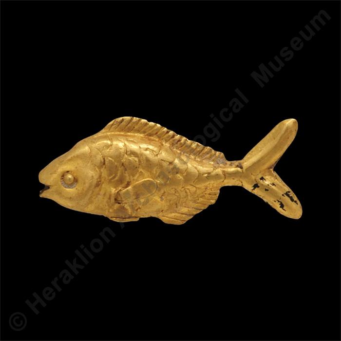 🏺 Pequeño colgante minoico de oro en forma de pez. 🐠

🔎 Este adorno fue hallado en el Palacio de Knōssós, y se fabricó durante el Período Tardío Minoico ΙΑ-ΙΙ (1600-1400 a. C.).

ℹ️ Museo Arqueológico de Heraklión.