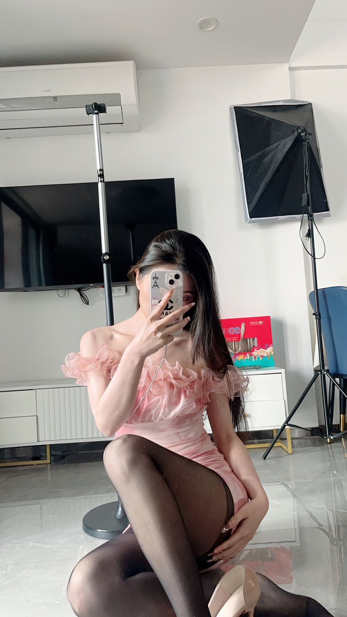 how1044104's tweet photo. 看到黄片里的女主爽的死去活来的  有时候真想也感受一把，喜欢被舔 #大连 #反差 #反差母狗 https://t.co/SLkrzIsfjC