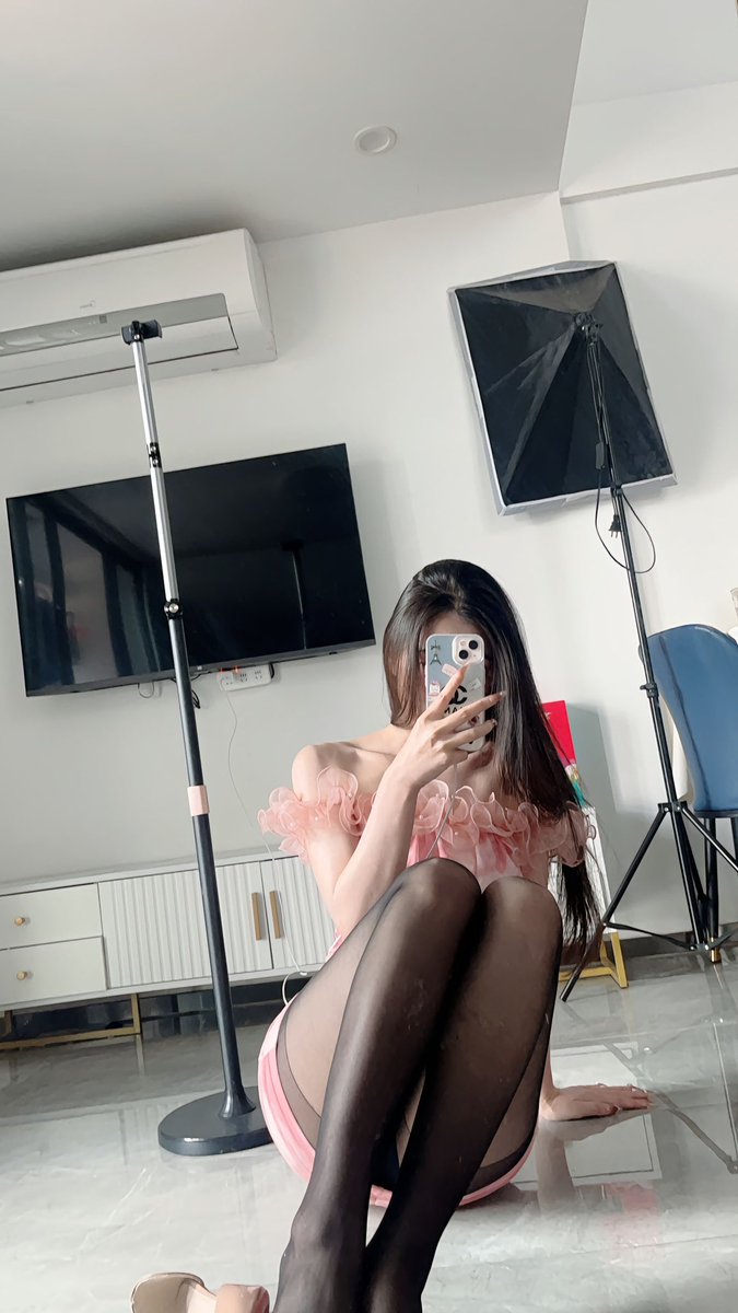 how1044104's tweet photo. 看到黄片里的女主爽的死去活来的  有时候真想也感受一把，喜欢被舔 #大连 #反差 #反差母狗 https://t.co/SLkrzIsfjC