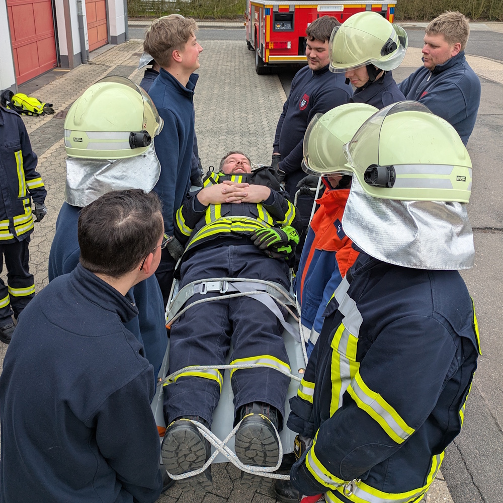 FF_Rheinbach's tweet photo. Am Donnerstag endete das #Modul 2 unserer #Grundausbildung. Alle 11 Teilnehmer:innen haben die theoretische & praktische #Prüfung erfolgreich gemeistert. 💪 Themen dieses Teils der Grundausbildung waren Leitern 🪜, Rettungsgeräte 🛟 sowie Fahrzeug- & Gerätekunde 🚒. https://t.co/ULJUQSSKoI