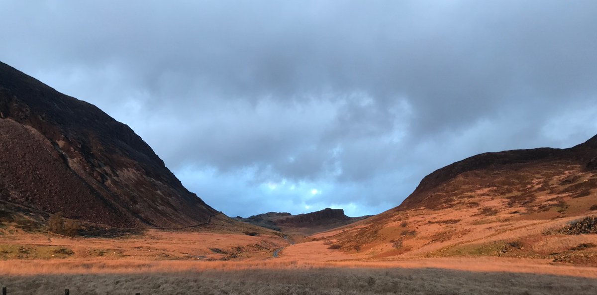 Llafar Bro (@llafarbro) on Twitter photo Mae'n 5 mlynedd union ers dechrau'r cyfnod clo cyntaf.
Yn yr erthygl ddiweddaraf ar ein gwefan, mae <a href="/cadidafydd97/">Cadi Dafydd</a> golygydd Ionawr a Chwefror yn son am effaith hynny arni hi:
llafar-bro.blogspot.com/2025/03/dilyn-…
Diolch hefyd i <a href="/ManonSteffanRos/">Manon Steffan Ros</a> am godi calon! Mae'n 5 mlynedd union ers dechrau'r cyfnod clo cyntaf.
Yn yr erthygl ddiweddaraf ar ein gwefan, mae <a href="/cadidafydd97/">Cadi Dafydd</a> golygydd Ionawr a Chwefror yn son am effaith hynny arni hi:
llafar-bro.blogspot.com/2025/03/dilyn-…
Diolch hefyd i <a href="/ManonSteffanRos/">Manon Steffan Ros</a> am godi calon!