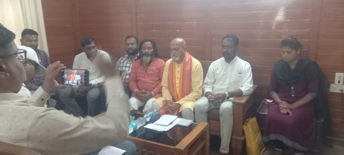 PramodMuta39880's tweet image. ಇಂದು ನಿಪ್ಪಾಣಿಯಲ್ಲಿ ಲವ ಜೀಹಾದ ಕುರಿತು ಪತ್ರಿಕಾ ಗೋಷ್ಟಿ ನಡೆಸಿ .ಮಾನ್ಯ ತಹಶಿಲ್ದಾರ ಮತ್ತು CPI ಅವರಿಗೆ ಮನವಿ ಕಟ್ಟು ವಾರಗಳ ಕಾಲ ಆರೊಪಿಗಳನ್ನ ಬಂದಿಸುವಂತೆ ಗಡವು ನಿಡಲಾಯಿತು
#ನಿಪ್ಪಾಣಿ #निपाणी #Nipani
@PramodMuta39880
#pramodmutalikofficial
#ಶ್ರೀರಾಮಸೇನಾ #श्रीरामसेना #SriRamSena #PramodMutalik