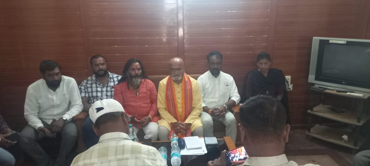 PramodMuta39880's tweet image. ಇಂದು ನಿಪ್ಪಾಣಿಯಲ್ಲಿ ಲವ ಜೀಹಾದ ಕುರಿತು ಪತ್ರಿಕಾ ಗೋಷ್ಟಿ ನಡೆಸಿ .ಮಾನ್ಯ ತಹಶಿಲ್ದಾರ ಮತ್ತು CPI ಅವರಿಗೆ ಮನವಿ ಕಟ್ಟು ವಾರಗಳ ಕಾಲ ಆರೊಪಿಗಳನ್ನ ಬಂದಿಸುವಂತೆ ಗಡವು ನಿಡಲಾಯಿತು
#ನಿಪ್ಪಾಣಿ #निपाणी #Nipani
@PramodMuta39880
#pramodmutalikofficial
#ಶ್ರೀರಾಮಸೇನಾ #श्रीरामसेना #SriRamSena #PramodMutalik