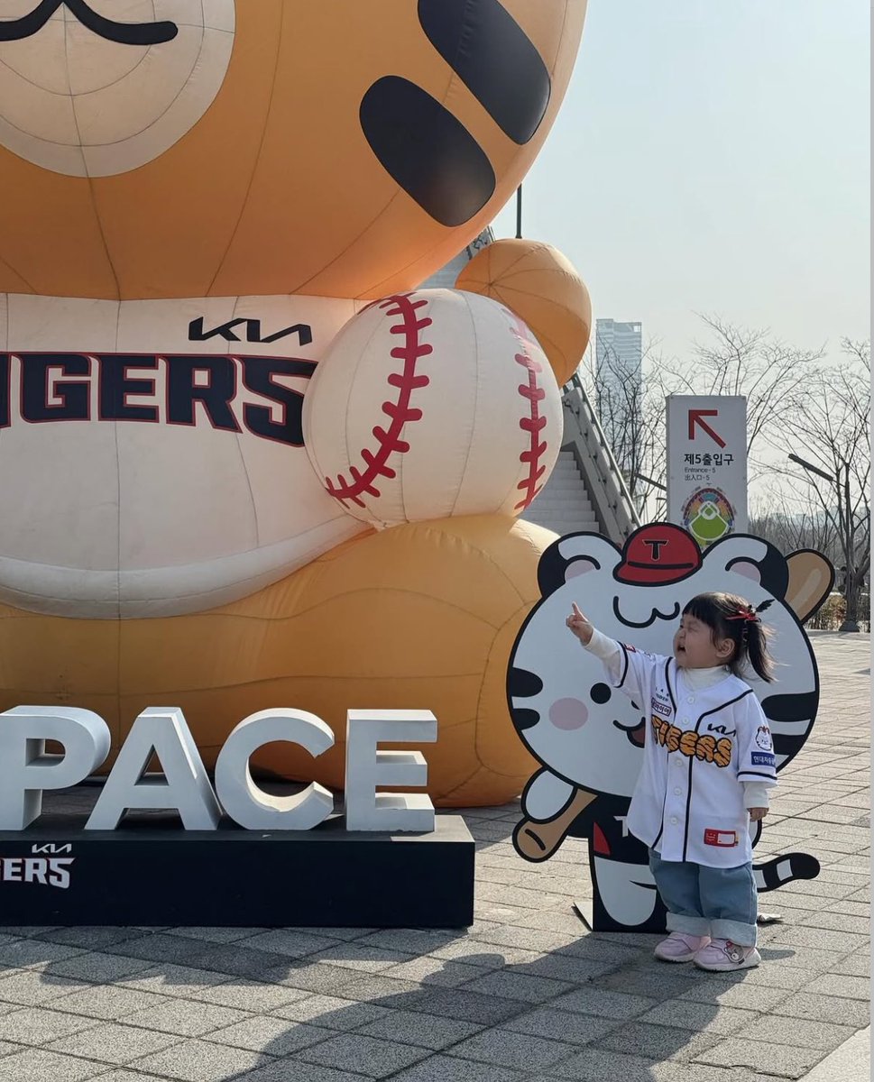 때때 많이 컸다고 생각했는데
아직 하랑이 판넬보다 작음 ㅠㅠ