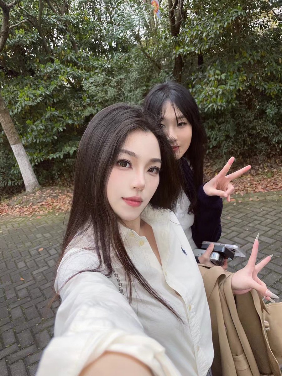 Roofppo0_0's tweet photo. 樱之舞🥀 https://t.co/Gb4YR0F2vr