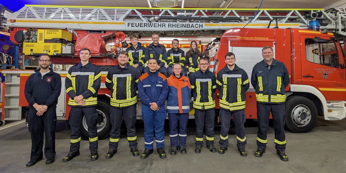 FF_Rheinbach's tweet photo. Am Donnerstag endete das #Modul 2 unserer #Grundausbildung. Alle 11 Teilnehmer:innen haben die theoretische & praktische #Prüfung erfolgreich gemeistert. 💪 Themen dieses Teils der Grundausbildung waren Leitern 🪜, Rettungsgeräte 🛟 sowie Fahrzeug- & Gerätekunde 🚒. https://t.co/ULJUQSSKoI