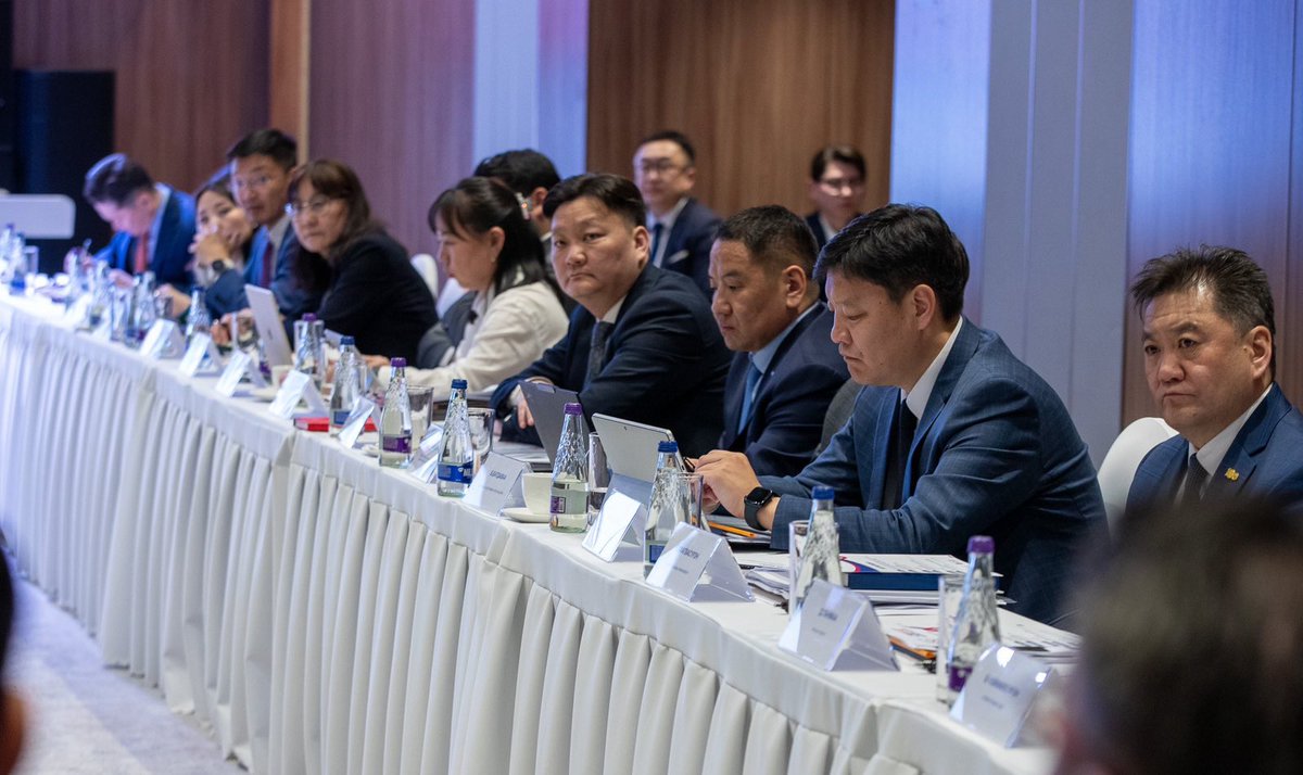 Эдийн засгийн хөгжлийн зөвлөлийн энэ удаагийн хурлаар татвар, нийгмийн даатгалын эрх зүйн цогц орчныг хэрхэн шинэчлэх талаар хувийн хэвшил болон эрдэмтэн, судлаачдын байр суурийг сонслоо. 

Өнөөдөр Гашуунсухайт-Ганцмод боомтын хил холболтын Засгийн газар хоорондын хэлэлцээрийг