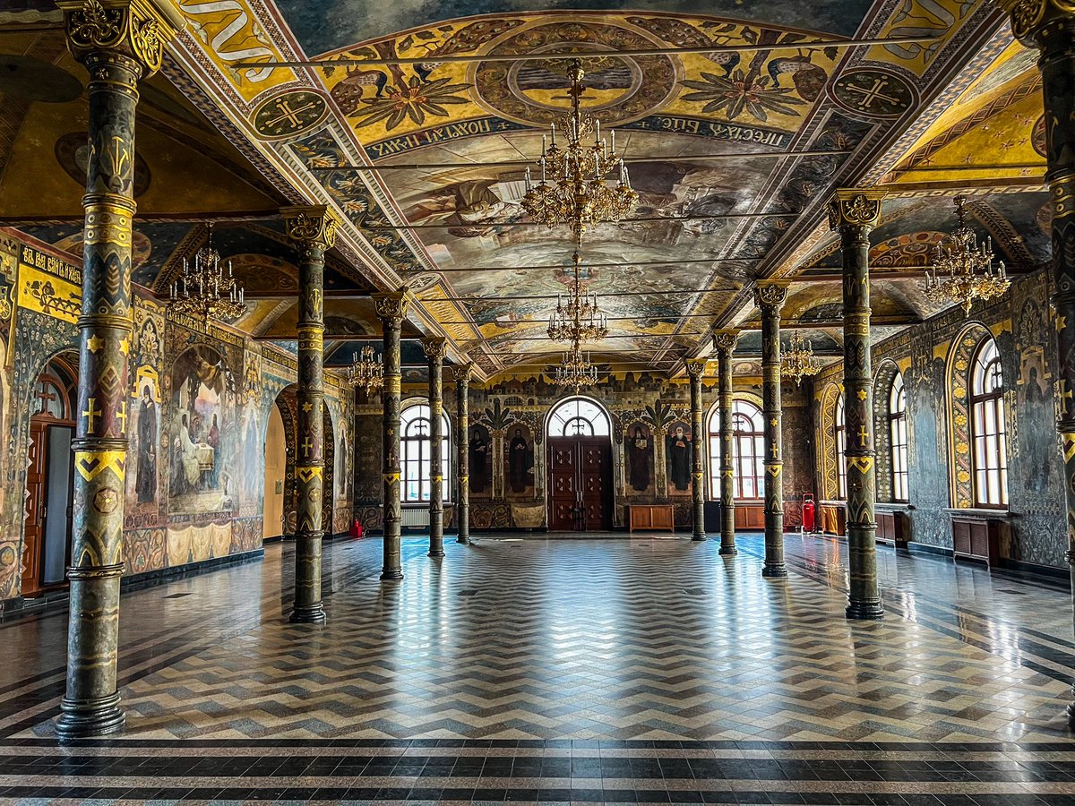 marsetac's tweet photo. Ieri visita al monastero di Pecherska Lavra, patrimonio UNESCO dal 1990. Il complesso è stato fondato nel 1051, quando a Kyiv c’erano già 300 chiese e mentre nel posto in cui oggi c’è la Piazza Rossa di Mosca ancora pascolavano le pecore. Il complesso è enorme, meraviglioso e curatissimo (ingresso completo 200 grivne, meno di 4,50 euro) e comprende una serie di chiese e musei di grande ricchezza. Dopo che il chierichetto di Putin, Kirill, patriarca della chiesa ortodossa di Mosca ha molto cristianamente benedetto lo sterminio degli ucraini, le autorità di Kyiv hanno fatto notare al patriarcato di Mosca, che aveva la struttura in affitto, di aver apportato una serie di modifiche strutturali senza autorizzazione. Fuori dalla chiesa peraltro erano presenti una serie di prefabbricati con attività commerciali e negli spazi interni si svolgevano innumerevoli eventi di natura tutt’altro che religiosa. In quello stesso periodo, in piena guerra, in altre chiese ucraine del patriarcato di Mosca erano stati scoperti depositi di armi, passaporti e denaro contante. Il contratto di affitto, direi comprensibilmente, non è stato quindi rinnovato, cosa che al Cremlino non hanno preso bene, al punto che Peskov nel marzo 2023 ha dichiarato che l’espulsione dei novelli crociati di Kirill era la prova di quanto giusto fosse aver invaso l’Ucraina. E così mentre ammiravo queste meraviglie mi dicevo che la storia in 1000 anni non è poi così cambiata. Kyiv è una grande capitale che presto sarà europea. A Mosca invece sono rimaste le pecore.