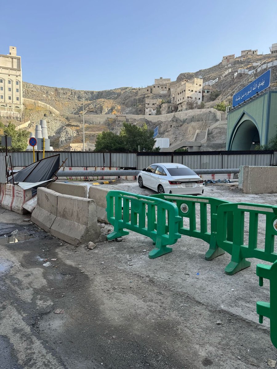 swqlmlky4's tweet photo. @holymakkah السادة المسؤولين في امانة مكة ننقل لكم حالنا منفذ واحد للدخول والخروج من الحي اللي نسكن فيه اجياد السد والوضع من ازمة كورونا المخرج أغلق بمصدات اسمنتيه نناشدكم حل الامر قبل الرفع لمقام  محارب الفساد الامير محمد بن سلمان https://t.co/6d5OKcd5Rj