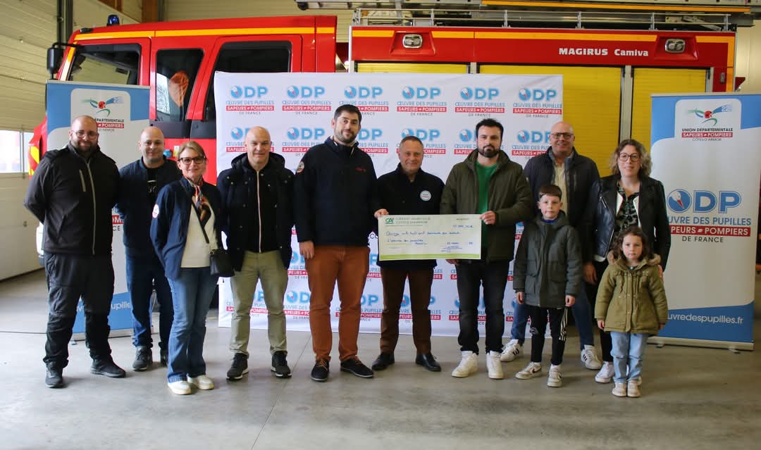 UDSP22's tweet photo. "Opération Galette des Rois 2025" : Lors de la remise hier, un total de 15.866 euros a été collecté au profit de l'ODP. 
Un grand bravo à tous ceux qui ont contribué à cette belle initiative : boulangerie, amicales et sapeurs-pompiers. Votre engagement fait toute la différence ! https://t.co/luUowEC5lq