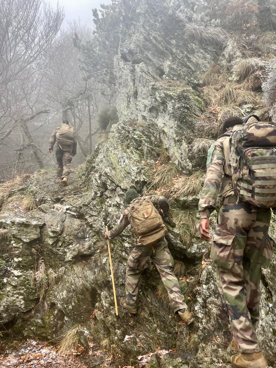 Le peloton de l'ECE du lieutenant Louis a réalisé le défi du Sentier des 4000 marches menant au Mont Aigoual. Une marche de cohésion qui a mis ses participants à l’épreuve du vent, de la neige et du gel. 
➡️ 25 km
➡️ 1200m de dénivelé positif
#FiersDeNosSoldats du #503RT