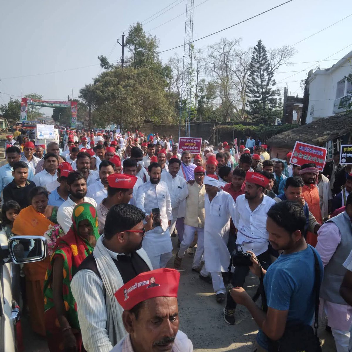 DevendraYadavMP's tweet image. फुलपरास में डॉ राम मनोहर लोहिया जी की 115वी जयंती समारोह के मौक़े पे।