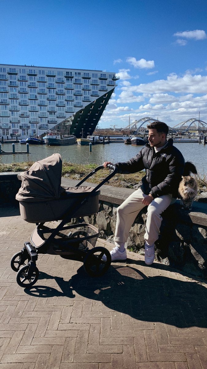 Here's what the first 2 weeks of dad life is like:

First couple of days:
One big trippy, beautiful, emotional rollercoaster:
- Feelings of warm fuzziness.
- Spikes of panic.
- Lack of sleep.
- Tears of joy.

My fiancée and I constantly alternate between "wtf have we gotten