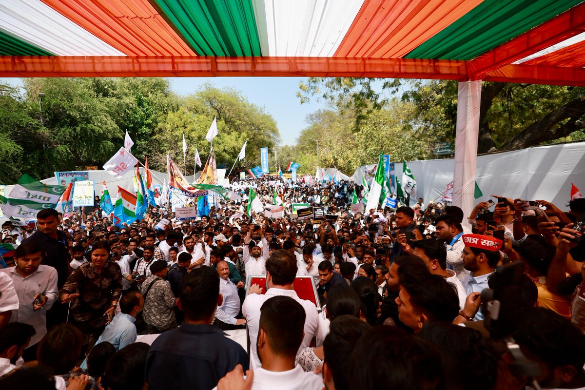 Congress (@incindia) on Twitter photo नेता विपक्ष श्री <a href="/RahulGandhi/">Rahul Gandhi</a> ने INDIA गठबंधन के स्टूडेंट ऑर्गनाइजेशन के प्रदर्शन में छात्रों को संबोधित किया।
RSS-BJP के लोग आज शैक्षणिक संस्थानों पर कब्जा कर रहे हैं। हिंदुस्तान के अधिकतर विश्वविद्यालयों के वाइस चांसलर RSS के लोग हैं।
छात्रों के साथ भेदभाव किया जा रहा है, नेता विपक्ष श्री <a href="/RahulGandhi/">Rahul Gandhi</a> ने INDIA गठबंधन के स्टूडेंट ऑर्गनाइजेशन के प्रदर्शन में छात्रों को संबोधित किया।
RSS-BJP के लोग आज शैक्षणिक संस्थानों पर कब्जा कर रहे हैं। हिंदुस्तान के अधिकतर विश्वविद्यालयों के वाइस चांसलर RSS के लोग हैं।
छात्रों के साथ भेदभाव किया जा रहा है,
