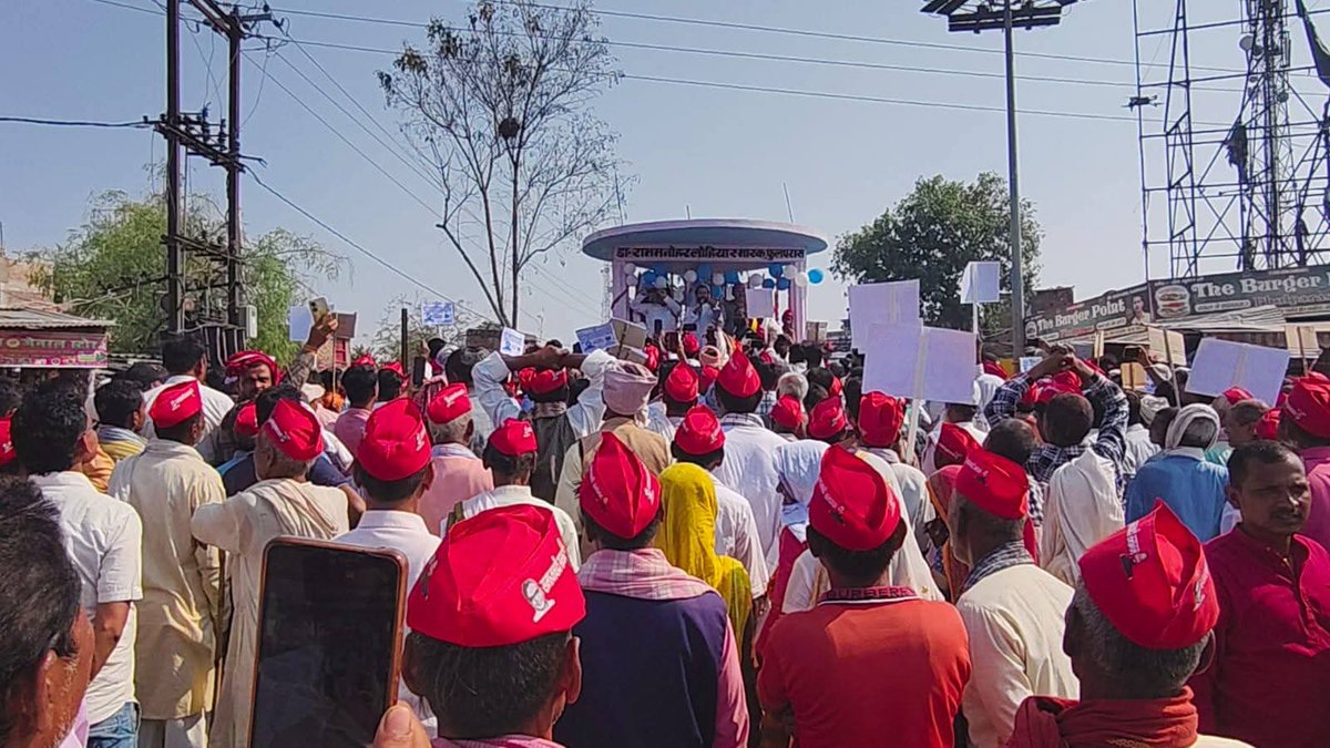 DevendraYadavMP's tweet image. फुलपरास के लोहिया चौक पे डॉ राम मनोहर लोहिया जी की 115वी जयंती समारोह को संबोधित करते हुए ।