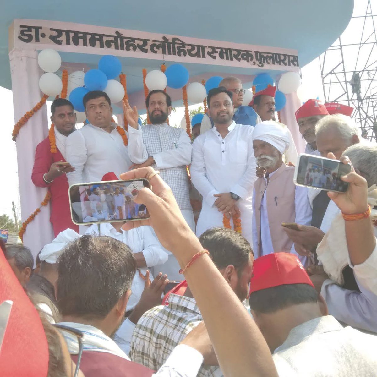 DevendraYadavMP's tweet image. फुलपरास के लोहिया चौक पे डॉ राम मनोहर लोहिया जी की 115वी जयंती समारोह को संबोधित करते हुए ।