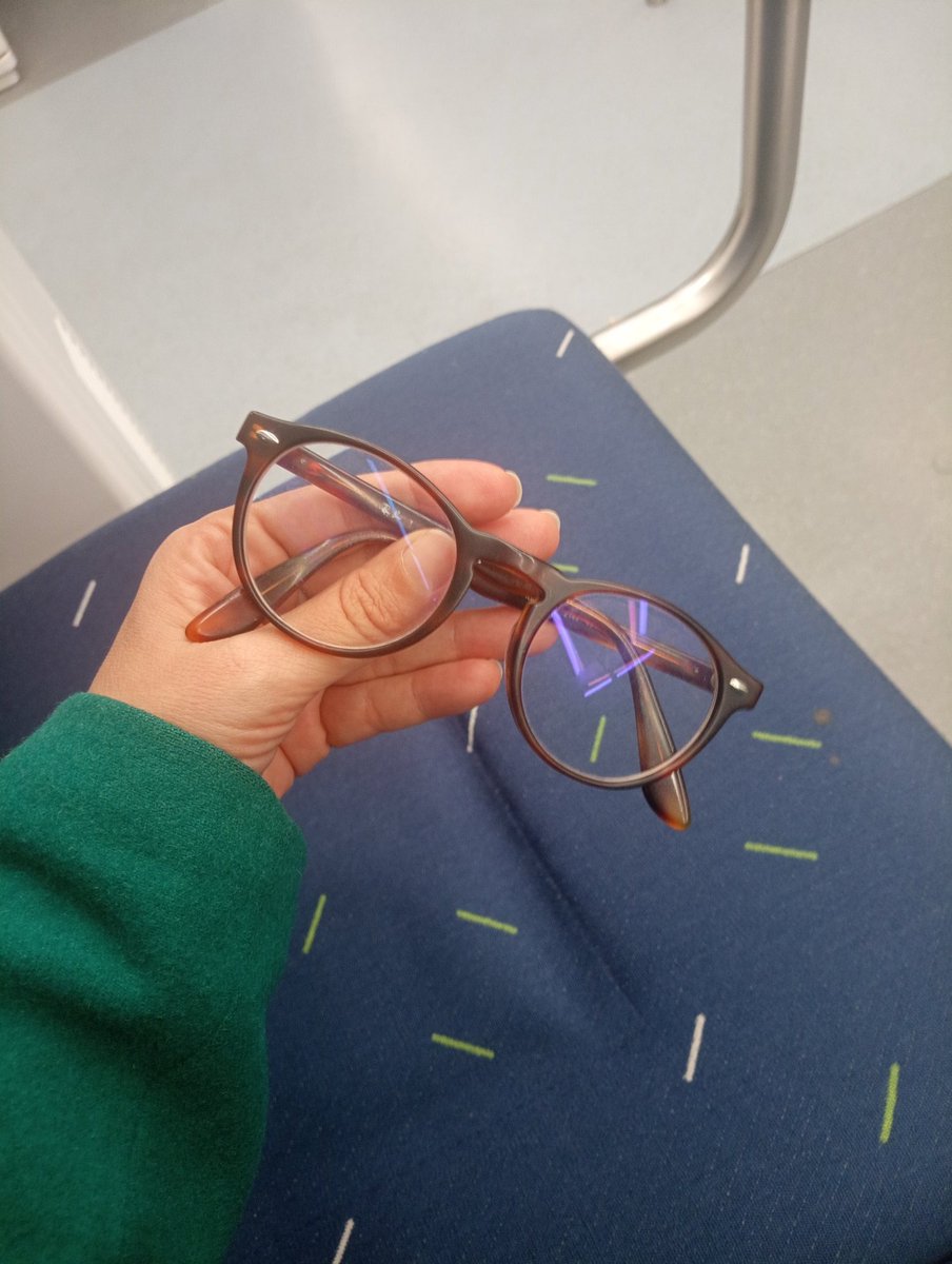 Bibliojuvenil's tweet image. Acabo de trobar unes ulleres graduades a un vagó de @FGC S1 Terrassa-Bcn. Tuiter has tu magia