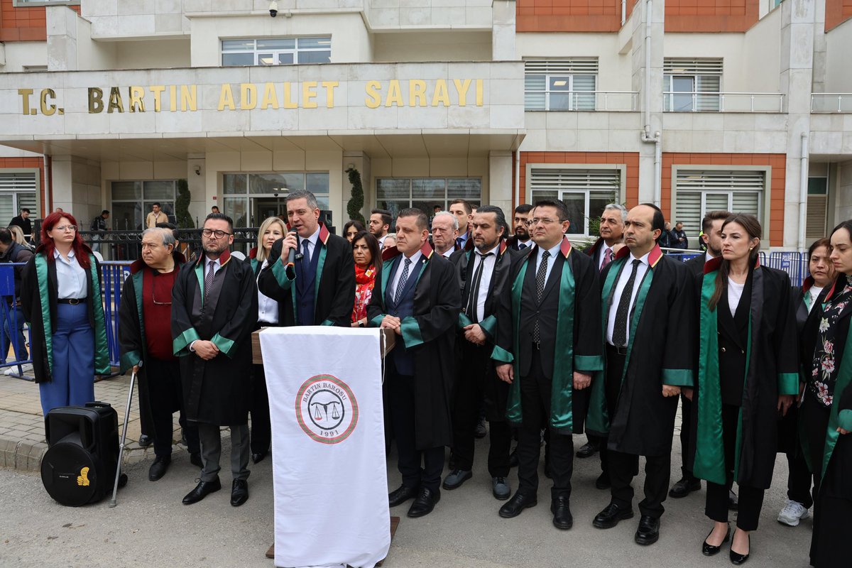 Amasra maden faciası davasının karar duruşmasına katıldık. 43 yurttaşımızı iş cinayetinde kaybettiğimiz davada verilen en yüksek ceza 16 yıl 12 ay. İnfaz kanunu ile birlikte değerlendirilince tam anlamıyla cezasızlık. 

Liyakatsizliğe cezasızlık kalkanının da eklendiği bu düzende