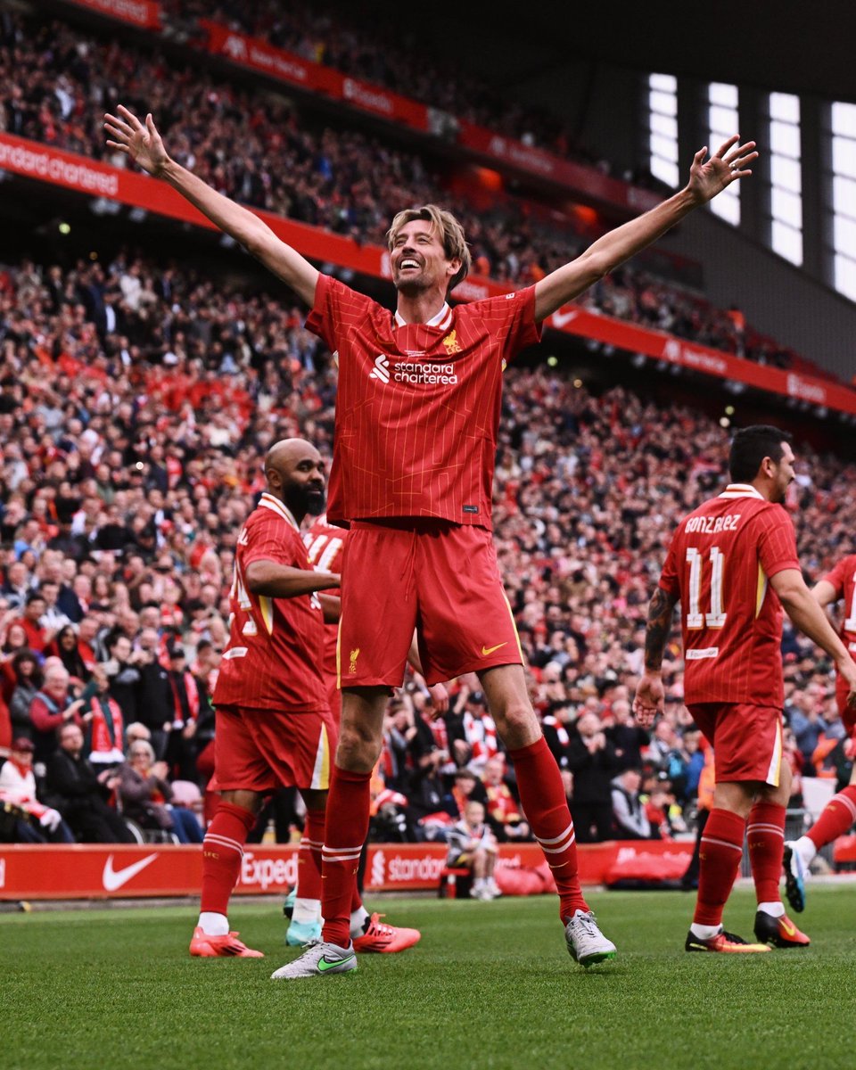 BPostFootball's tweet image. Rolling Back The Years⏳

This past weekend Chelsea, Liverpool and Spurs Premier League legends rolled back the years and starred in some exhibition games for thousands of fans.

If you could bring back one legend from your club, who would it be? 🤔

#PremierLeague