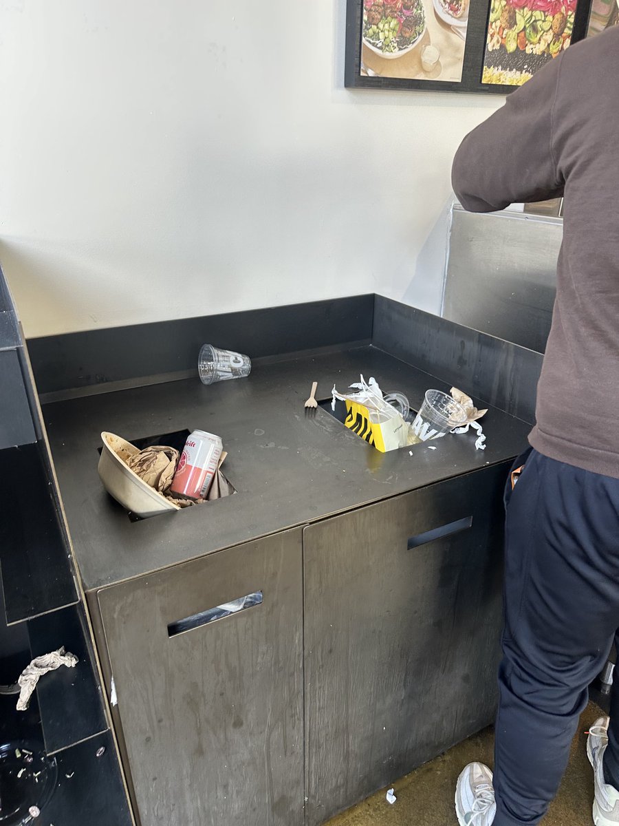 ukladinla's tweet image. My first visit to @Cava didn’t go so well. I’ve never seen such neglect and disregard for sanitary conditions.