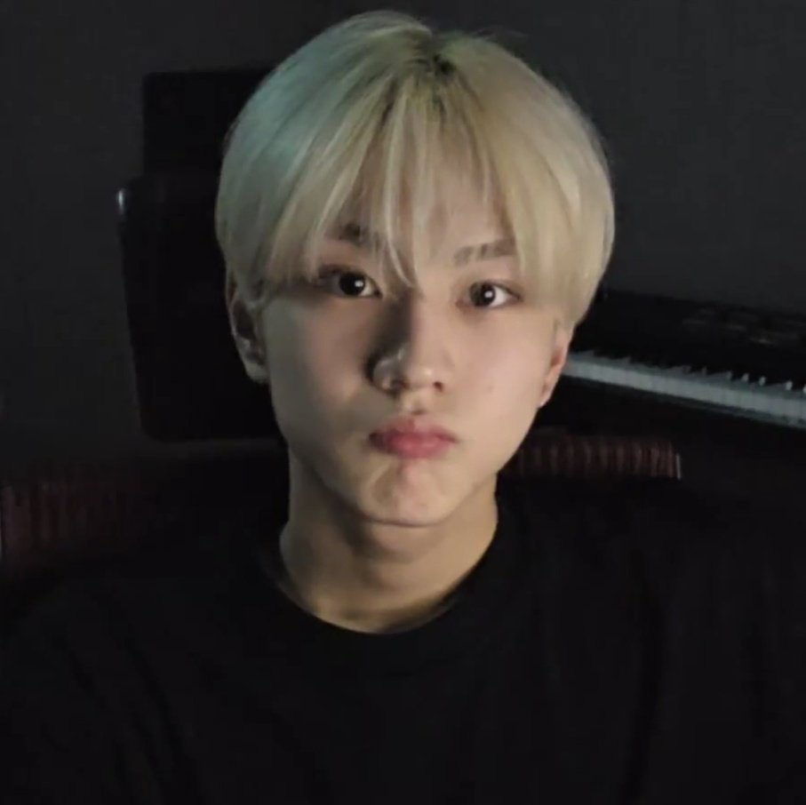 jollywonie's tweet image. Why is he always asking for a kiss