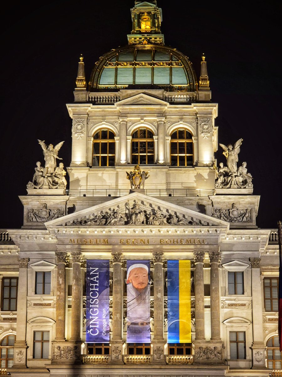 ЧЕХИЙН ХААНТ УЛСЫН МУЗЕЙ 1818 ОНД ҮҮСГЭН БАЙГУУЛАГДСАН.  “Museum Regni Bohemiae” 👑  нь 1919 онд хаант улс мөхөж Бүгд Найрамдах Чехословак улс байгуулагдсаны дараа Үндэсний музей нэртэй болсон.