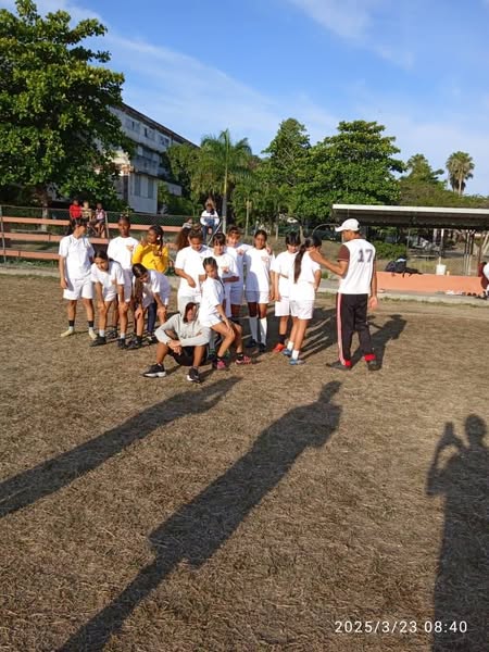 Rufino Mèrida, al lado de las goleadoras Liz Mariam Contino y Karina Lòpez, de ahì que en la fase clasificatoria, categorìa sub 15 , lidia Villa Clara vs Matanzas, 2 por 1, las encrucijadenses hayan sido las heroínas del partido . #InderCuba.
