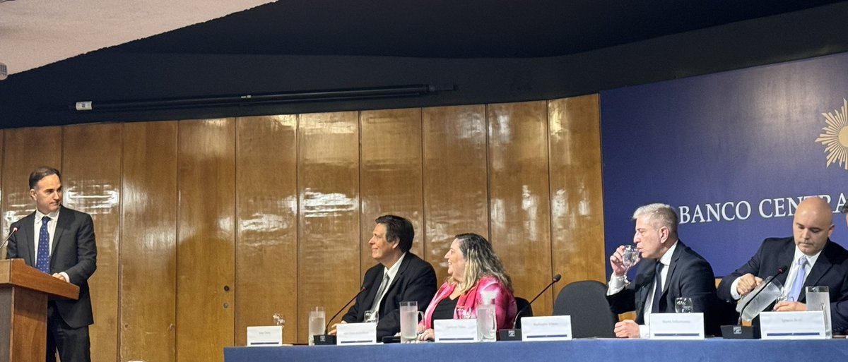 AldoLema_uy's tweet image. Al asumir la presidencia del Banco Central del Uruguay, Guillermo Tolosa destaca acertadamente la prioridad y los beneficios de tener inflación baja y estable. 
Reafirma el enfoque de “metas de inflación”, con tasa de interés como instrumento y flexibilidad cambiaria.