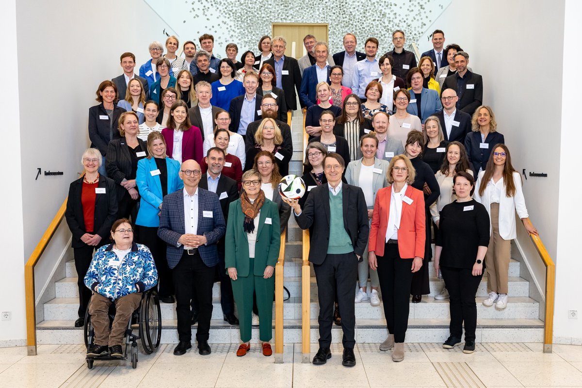 Bundesgesundheitsministerium (@bmg_bund) on Twitter photo 73 Akteure aus 54 Institutionen waren beim „Runden Tisch Bewegung & Gesundheit“ dabei. <a href="/Karl_Lauterbach/">Prof. Karl Lauterbach</a>: „Es gibt kein einziges Medikament, welches die Gesundheit so positiv beeinflusst wie Bewegung. Es ist der Schlüssel zum Erfolg, auch für ein bezahlbares Gesundheitswesen.“ 73 Akteure aus 54 Institutionen waren beim „Runden Tisch Bewegung & Gesundheit“ dabei. <a href="/Karl_Lauterbach/">Prof. Karl Lauterbach</a>: „Es gibt kein einziges Medikament, welches die Gesundheit so positiv beeinflusst wie Bewegung. Es ist der Schlüssel zum Erfolg, auch für ein bezahlbares Gesundheitswesen.“