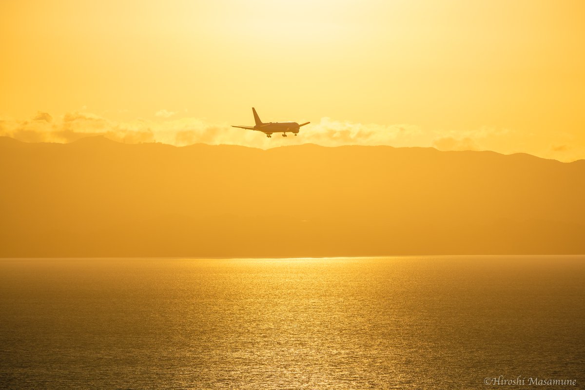 HiroshiMasamune's tweet photo. AIRLINE webさんで掲載いただいた記事のサムネ・大分空港沖の写真はキャプションにも書いていただいた通り、個展1週間前に撮影しました。
では、本当はどの写真を個展へ持っていこうとしていたのか。
その一つがこの長崎の作品です。

NGS/RJFU
Nagasaki Airport https://t.co/dgLMeafmtc