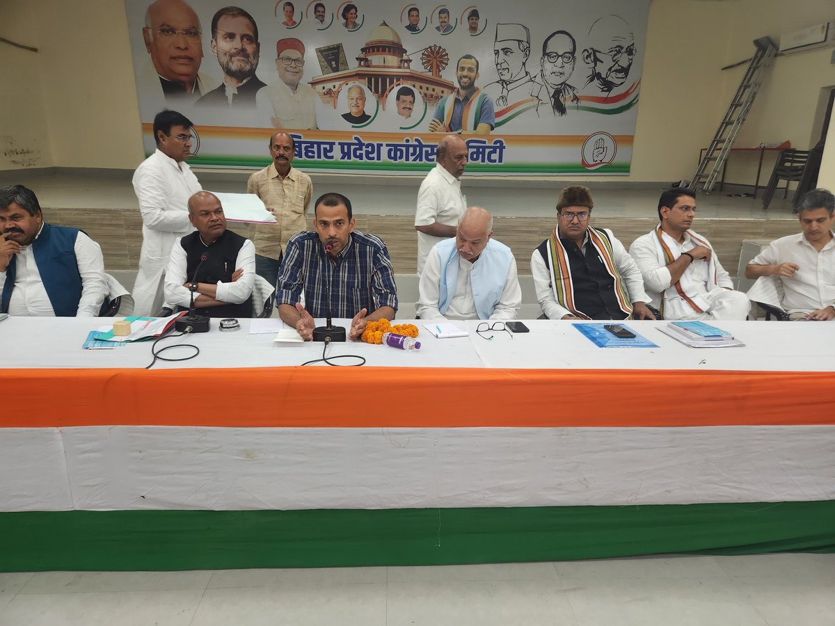 rajeshkrinc's tweet photo. प्रदेश कांग्रेस मुख्यालय पटना म���ं प्रदेश प्रभारी श्री @Allavaru जी, CLP डॉ @ShakeelkhanINC जी, प्रभारी सचिव श्री @Devendra_1925 जी,श्री @SushilPasiINC जी, जनाब @UPkaAlam जी की उपस्थिति में जिला कांग्रेस अध्यक्षगण  की अहम बैठक में शामिल हुआ। इस दौरान संगठन विस्तार पर चर्चा हुई। https://t.co/sQGvBNzm1s