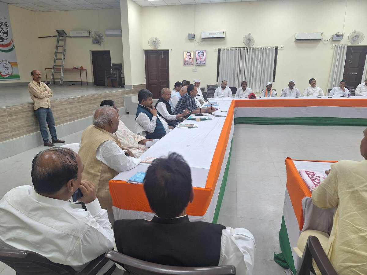 rajeshkrinc's tweet photo. प्रदेश कांग्रेस मुख्यालय पटना म���ं प्रदेश प्रभारी श्री @Allavaru जी, CLP डॉ @ShakeelkhanINC जी, प्रभारी सचिव श्री @Devendra_1925 जी,श्री @SushilPasiINC जी, जनाब @UPkaAlam जी की उपस्थिति में जिला कांग्रेस अध्यक्षगण  की अहम बैठक में शामिल हुआ। इस दौरान संगठन विस्तार पर चर्चा हुई। https://t.co/sQGvBNzm1s