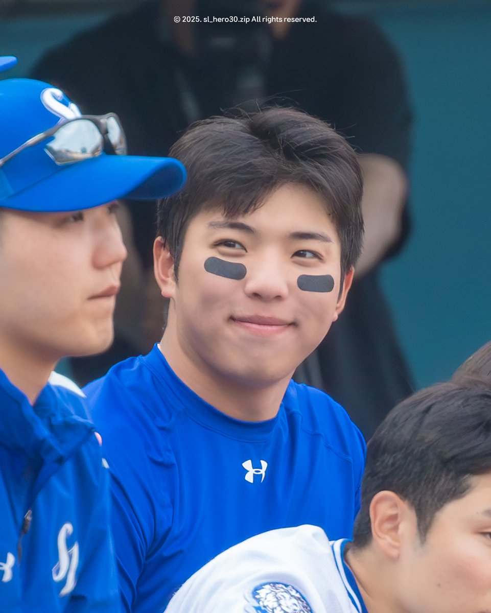 알아듣고 웃고 있는거지...?
후라도랑 얘기 중이었는데 알고 웃는거 맞나...

📸250323 라팍
#김영웅 #삼성라이온즈