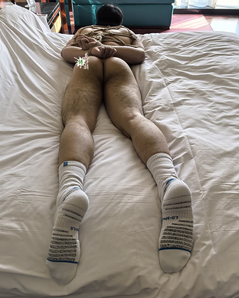 臭小子对他腿和脚贼满意，得瑟经常有小M想要他袜子想舔他脚