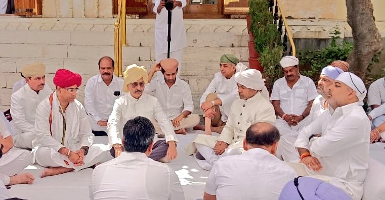VijaySBainsla's tweet photo. आज मेवाड़ राजपरिवार के वरिष्ठ, महाराणा प्रताप के वंशज आदरणीय सम्मानीय अरविन्द सिंह जी मेवाड़ के देवलोकगमन पर उनके निज निवास, शुभ निवास पैलेस, राजमहल, #उदयपुर पर दिवंगत आत्मा को श्रद्धांजलि अर्पित की।

"मैं अतीत में विश्वास करता हूं, लेकिन मेरे पैर वर्तमान में मजबूती से जमे हुए हैं और मैं लगातार भविष्य के बारे में सोचता रहता हूं"  - आपके विचार मुझे हमेशा प्रेरित करते रहेंगे।

मैं ईश्वर से प्रार्थना करता हूँ कि दिवंगत आत्मा को शांति तथा शोकाकुल परिजनों को पीड़ा की इस घड़ी में संबल प्रदान करें

@lakshyarajmewar