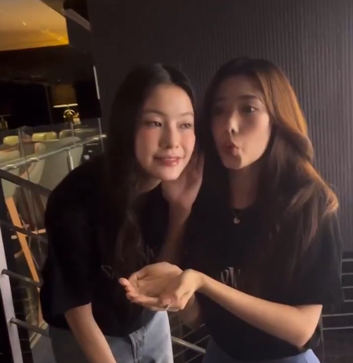 joynarakmak's tweet image. ช่วยกันร้องเพลงพอถึงท่อนผิวปากพี่น้ำตาลตั้งใจฟังน้องฟิล์มมาก น่ารักมากอะ😭🤏🏻

NAMTANFILM SF SNOWWHITE
#SFxNamtanFilmCiizeEarn