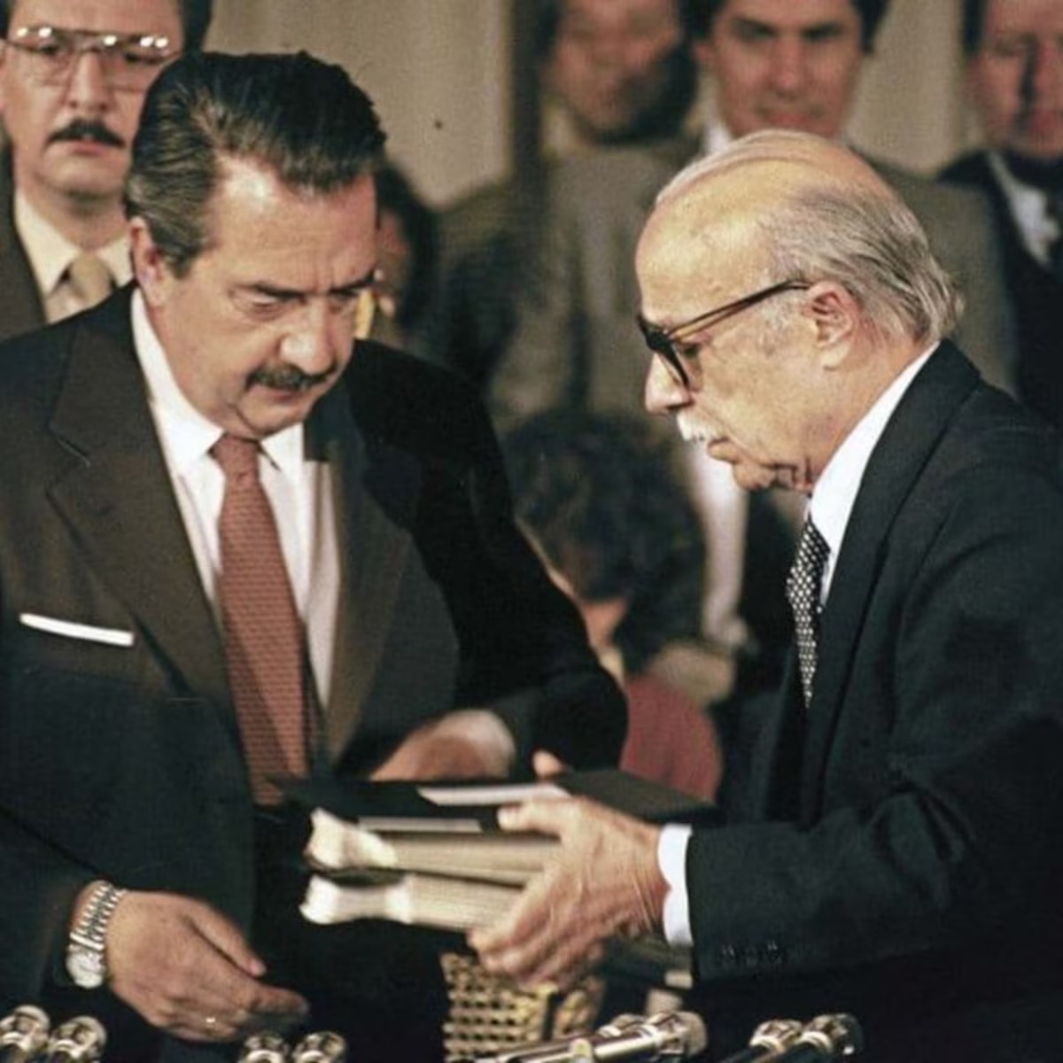 CarlaCarrizoAR's tweet photo. #NuncaMas es #NuncaMas. Democracia. Raúl Alfonsín. Decisión Política. CONADEP. Juicio a las Juntas. Todo menos especulación, atajo, confusión, venganza o verdades a medias. Historia, Justicia y Memoria. https://t.co/KeQGaOFshs