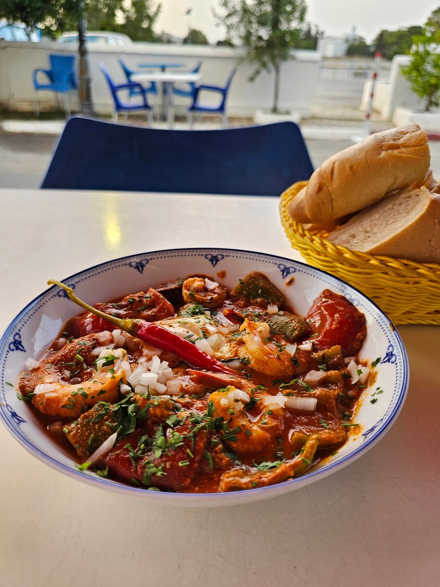 traveloka's tweet photo. Nah kalo ke Tunisia, jangan lupa cobain kulinernya:
🍛 Couscous
🍗 Tajine Tunisia (ini kayak quiche tapi gurih)
🍰 Pistachio &amp; strawberry tart (manisnya pas, bikin nagih)

Sarapan di café ala Tunisia juga harus dicoba sih, karena mereka punya menu lengkap yang otentik banget! https://t.co/MhWXZ8lcr0