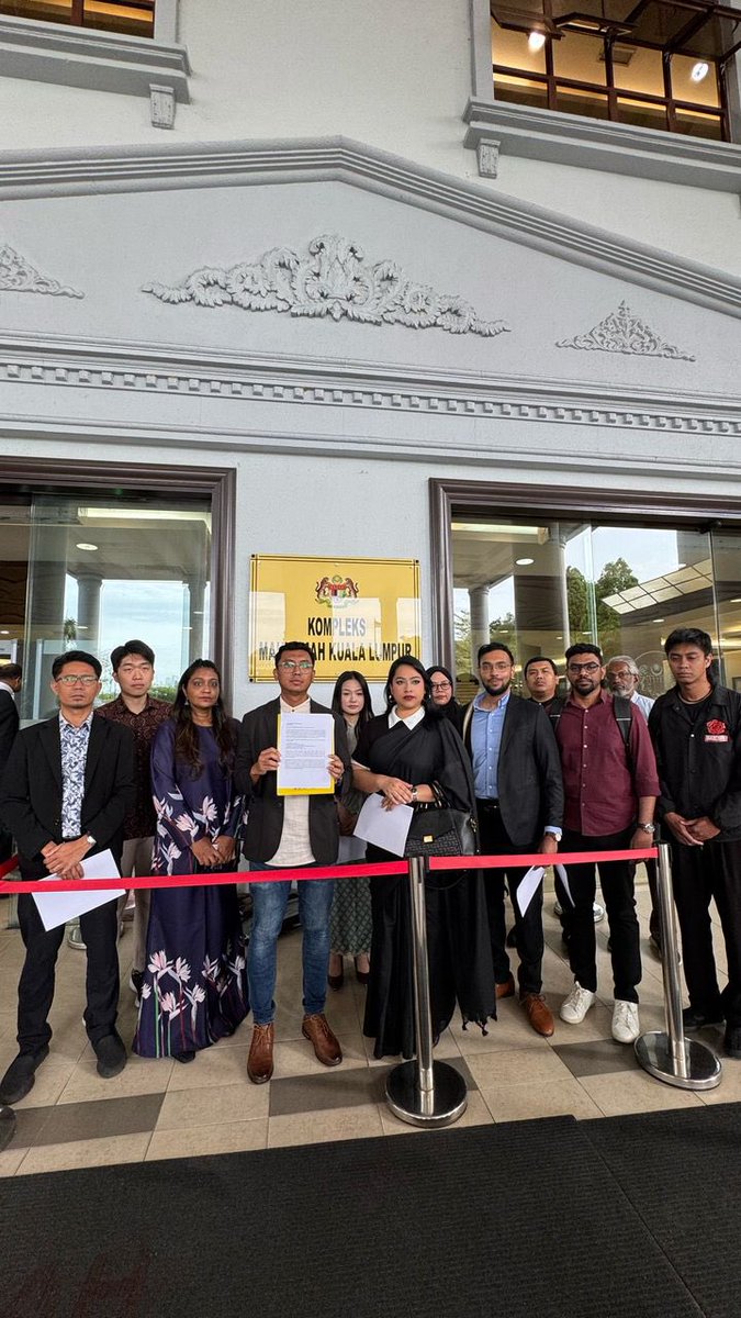 Hari ini, 12 aktivis #LAWAN hadir di Mahkamah Tinggi KL untuk saman terhadap PDRM atas tangkapan tidak sah semasa Vigil #LAWAN pada 19 Ogos 2021.

Rakyat yang berhimpun secara aman tak sepatutnya ditindas. Kami tuntut keadilan sampai menang!