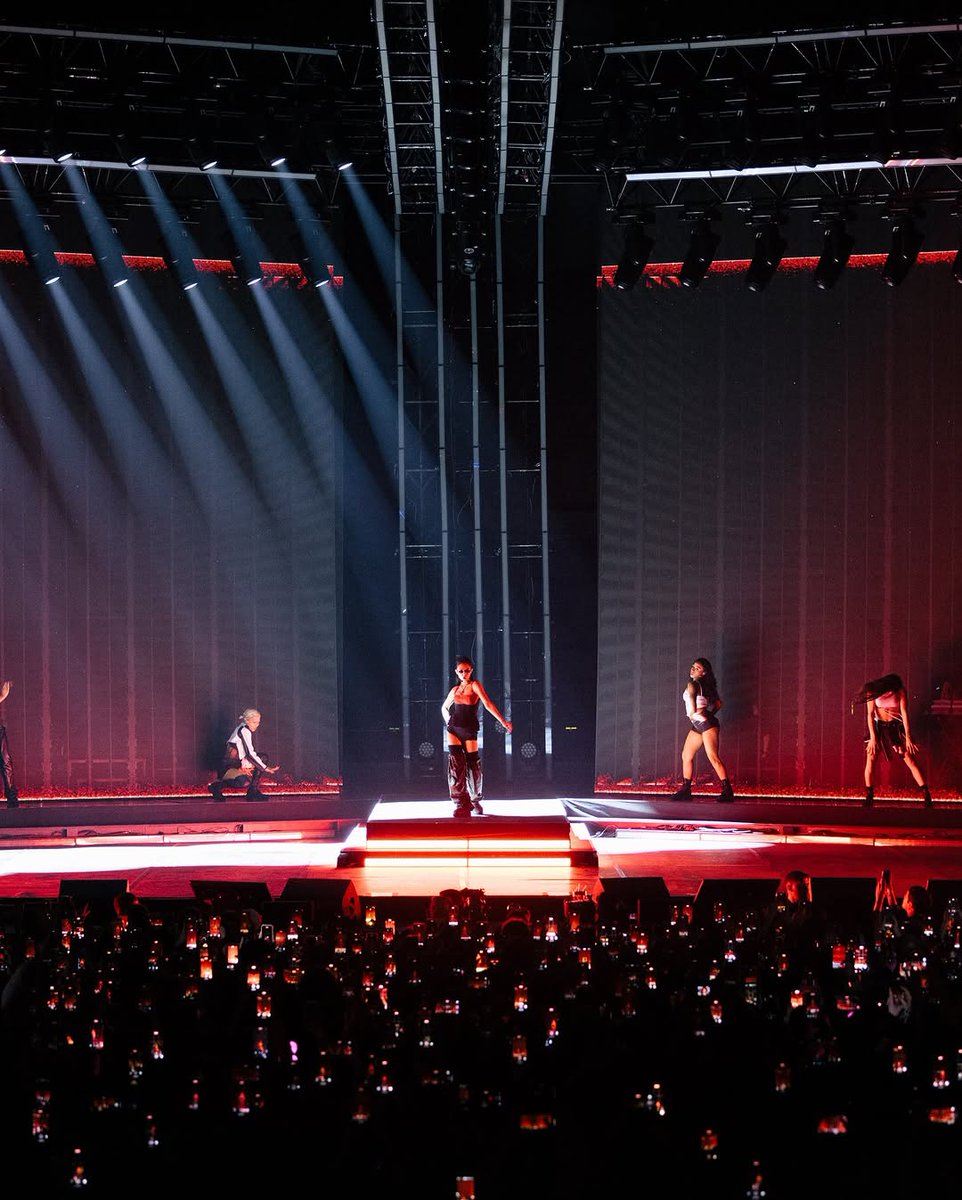 _blackpinkita's tweet image. #JENNIEinParis #RubyExperienceParis