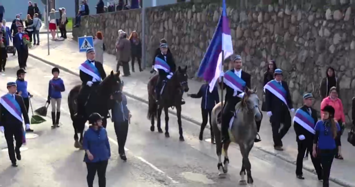 Kõik on vist näinud juba pilti tulevasest põllumajandusminister Terrasest obese otsas, jah? Sealt pildilt on välja jäänud lapsed kühvlitega (vt vasakule), kes looma sedasamust koristavad. Loodan väga, et see pole metafoor uue valitsuse otsuste tagajärgedele...