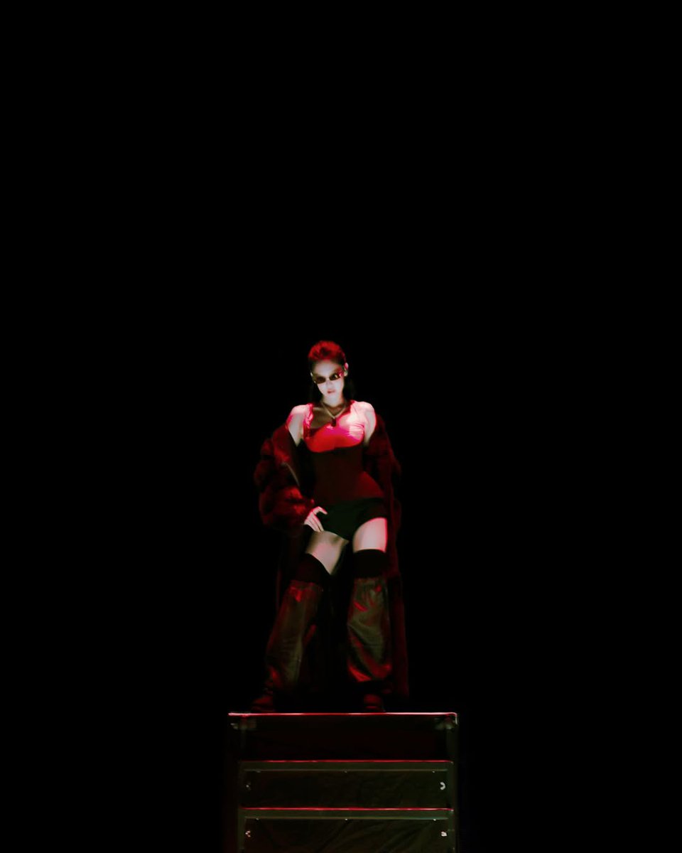 _blackpinkita's tweet image. Scatti di Jennie durante la sua esibizione al &quot;The Ruby Experience&quot; di Parigi🇫🇷

via trentetroisdegres

#JENNIEinParis #RubyExperienceParis
#BLACKPINK #블랙핑크 #JENNIE #제니 @oddatelier